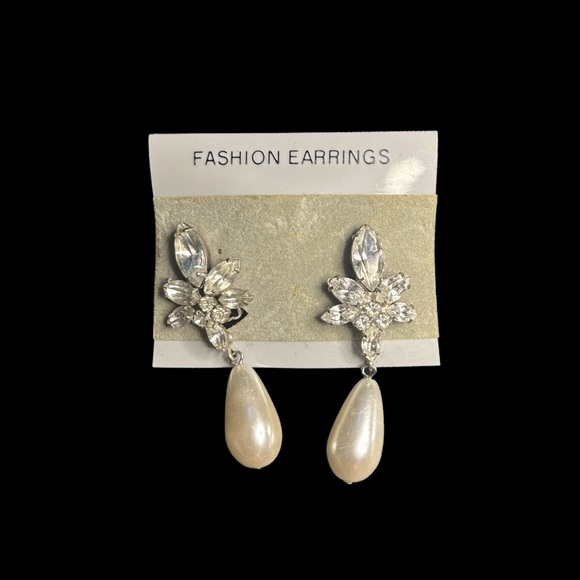 Silver-Toned Flower Jewel Faux Pearl Fashion Earrings - Picture 1 of 4